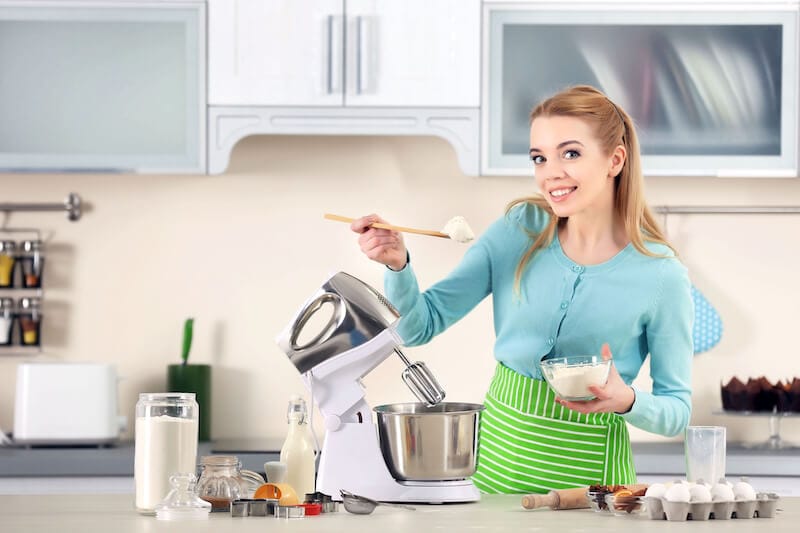 Femme avec robot de cuisine