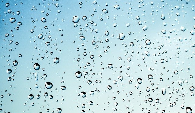vidrio con gotas de lluvia