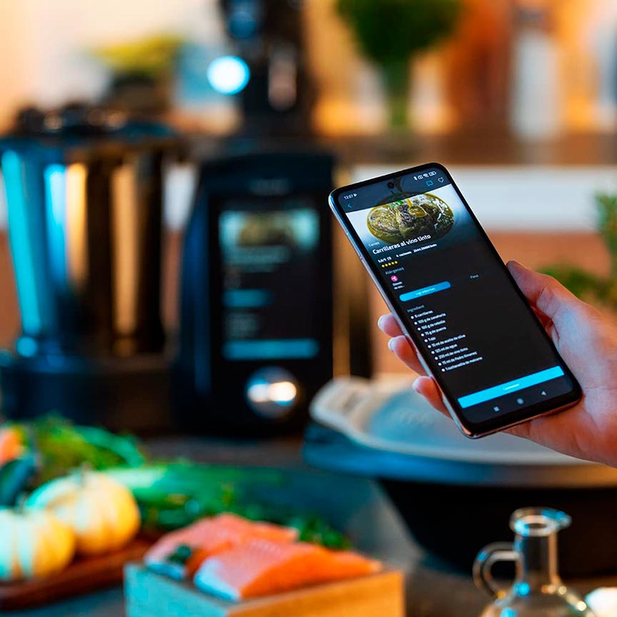 téléphone mobile interagissant avec un robot de cuisine par l'intermédiaire d'une application