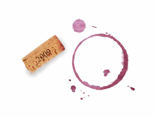 mancha de vino tinto de forma circular y tapón de corcho