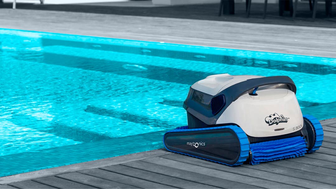 Uno de los robots limpiafondos de piscina Dolphin